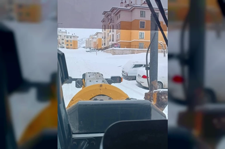 Gölbaşı’nda deprem konutlarında kar temizleme çalışması