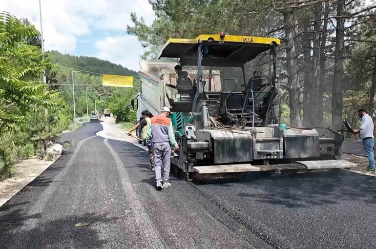 Gölcük Tabiat Parkı ile Dere Mahallesi arasındaki yol asfaltlanıyor