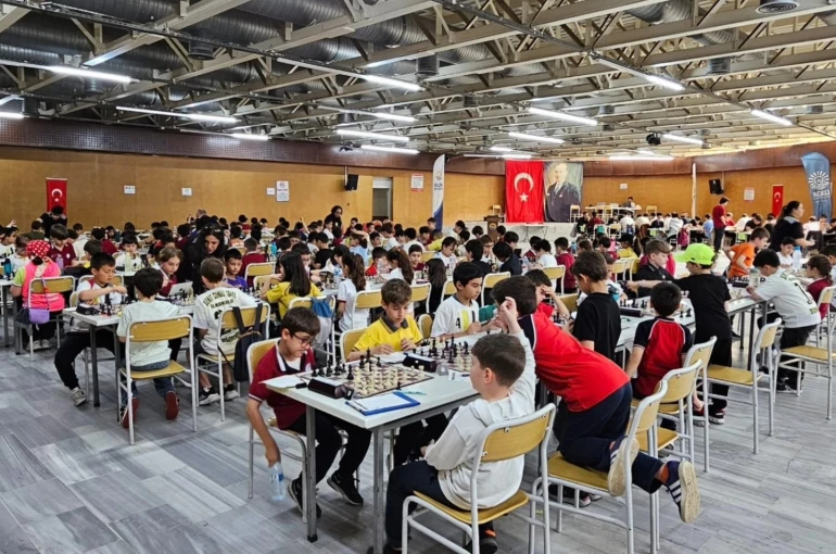 Gölcük’te 235 öğrencinin katıldığı satranç turnuvası başladı