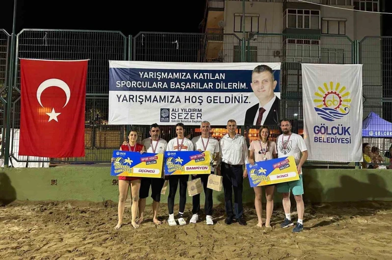 Gölcük’te 304 minik sporcunun plaj voleybolu heyecanı