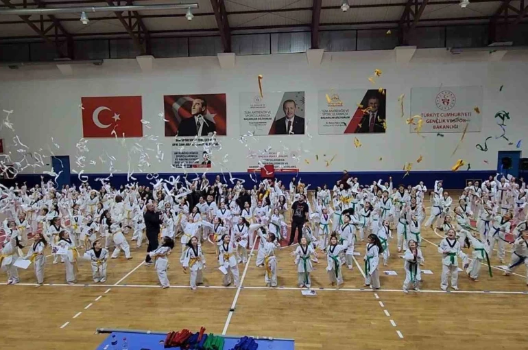 Gölcük’te 470 tekvandocu kuşak atladı