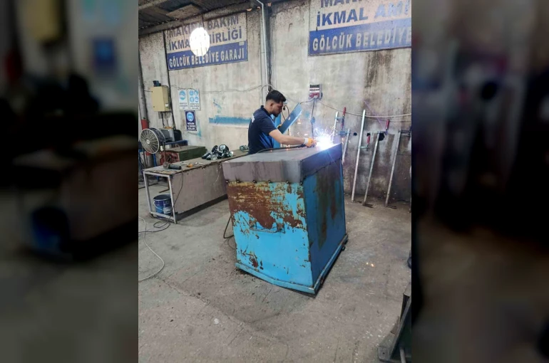 Gölcük’te eskiyen konteynerler çöpe gitmiyor, yenilenerek tasarruf sağlanıyor
