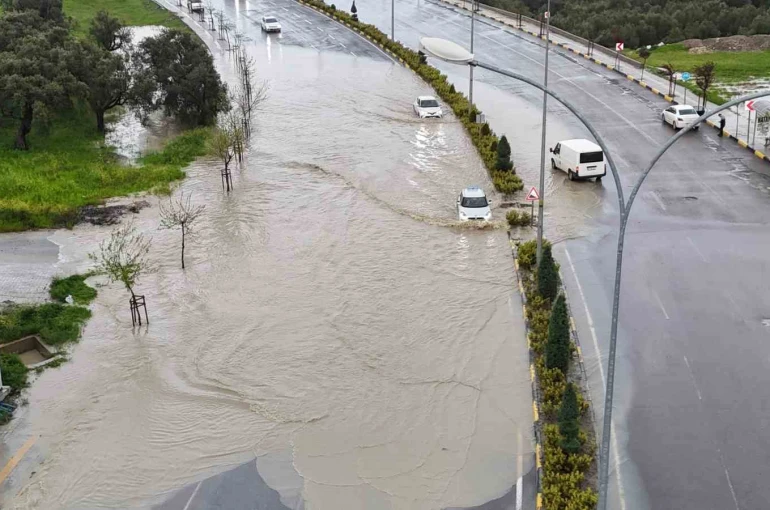 Göle dönen yolda araçların zorlu ilerleyişi havadan görüntülendi