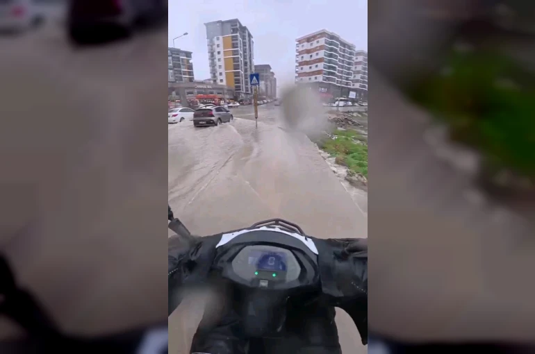 Göle dönen yollarda direksiyon başındaki motokurye yaşadıklarını kayda aldı