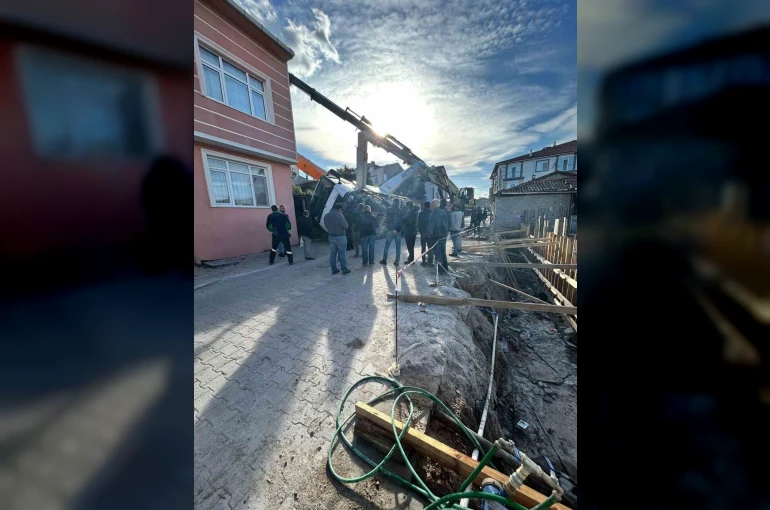 Gönen’de çalışma halindeki beton mikseri yan yattı
