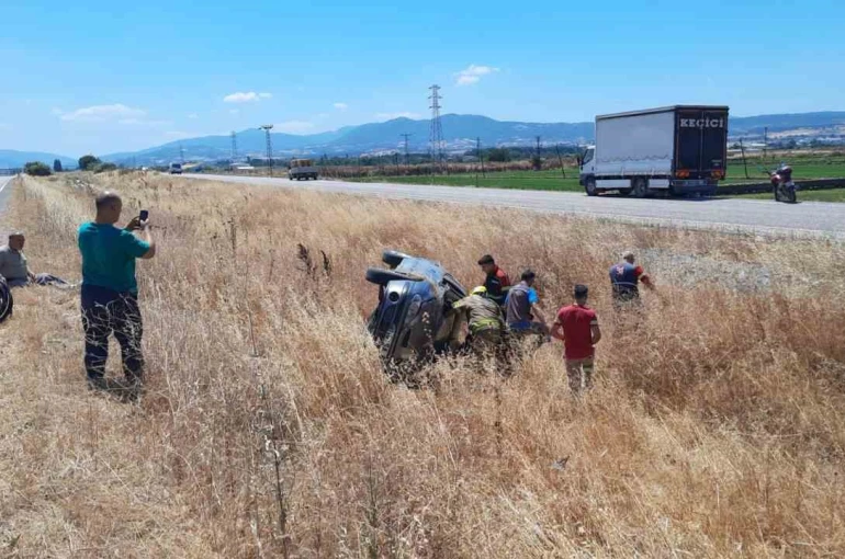 Gönen’de kontrolden çıkan otomobil refüje devrildi