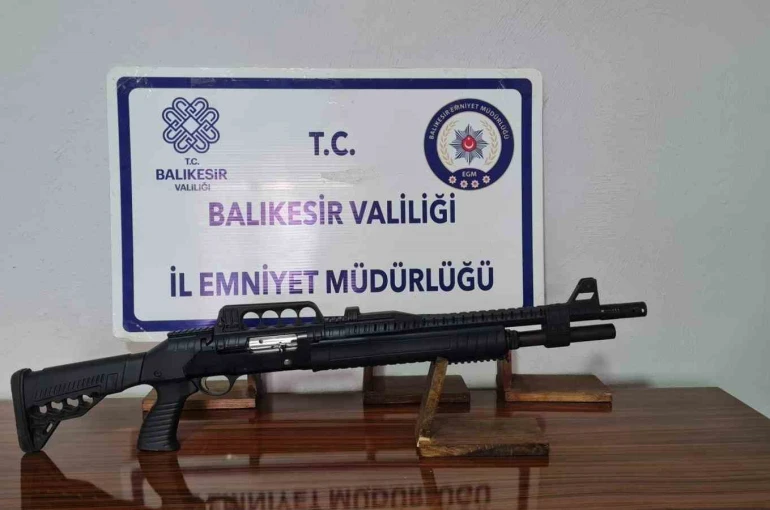 Gönen’de ruhsatsız silah ve 3 çalıntı motosiklet ele geçirildi