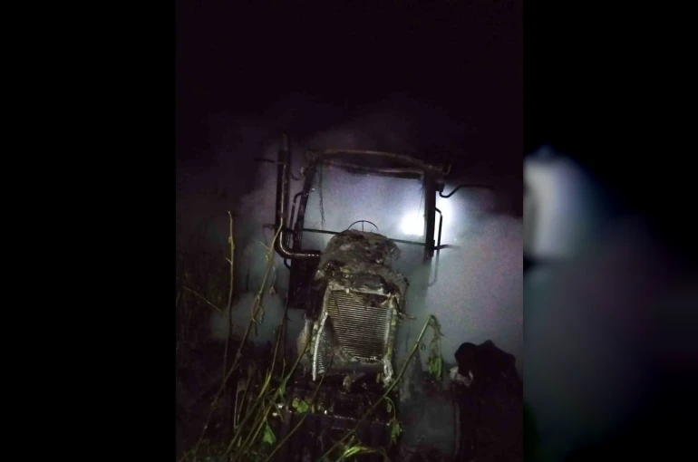 Gönen’de tarlada yanan traktör kullanılamaz hale geldi