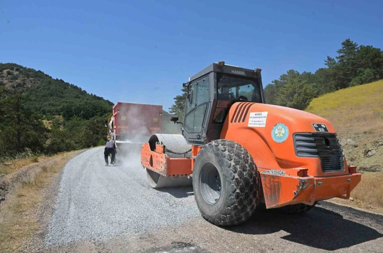 Gördes’in kritik yolunda asfalt mesaisi başladı