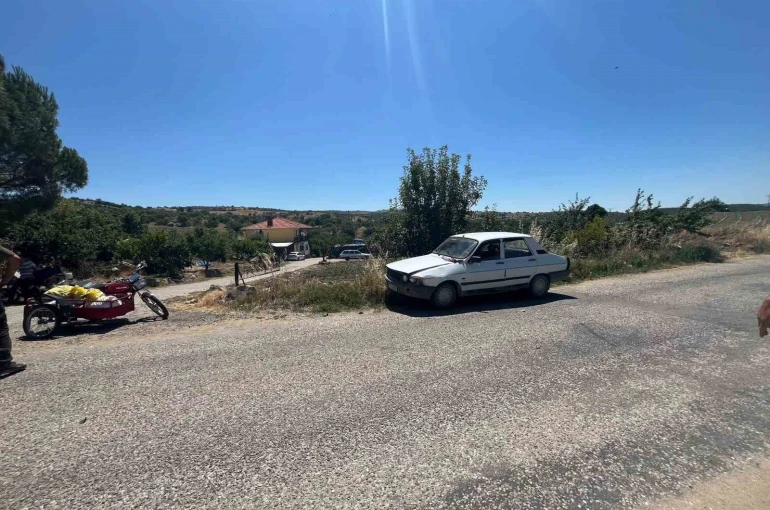 Gördes’te motosiklet otomobile çarptı: 2 yaralı