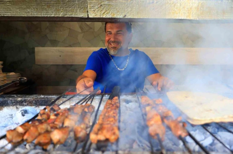 Gören gözlerine inanamadı, denizin ortasında SUP üzerinde mangal yakıp ciğer pişirdi