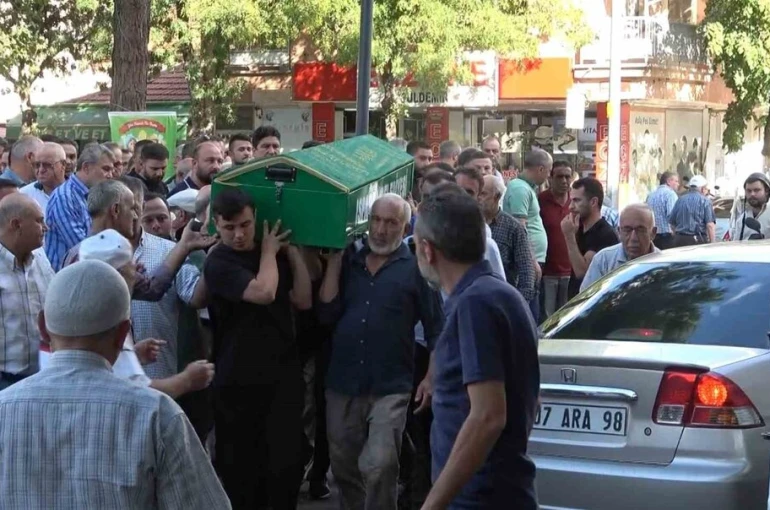 Görev başındayken otomobilin çarptığı güvenlik görevlisi hayatını kaybetti