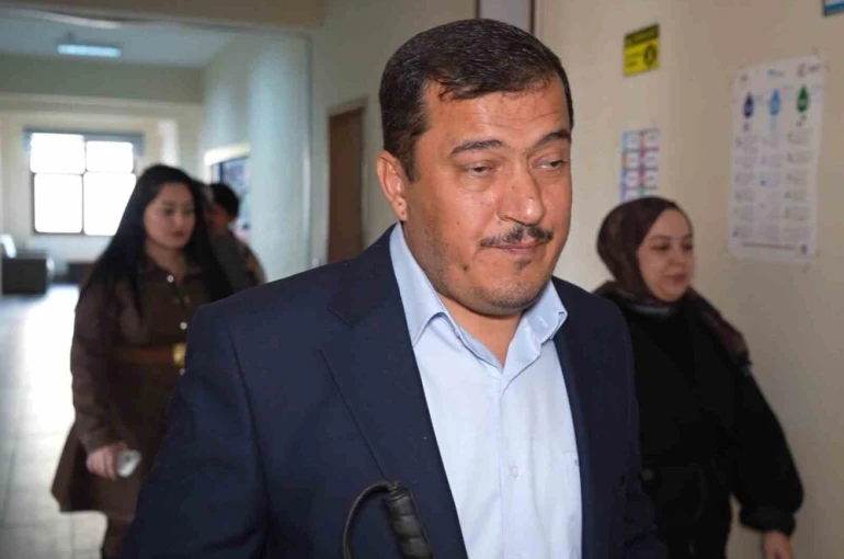 Görme engeline inat başarıya yürüyen öğretmen: Şimdi özel öğrencilerine rehberlik ediyor