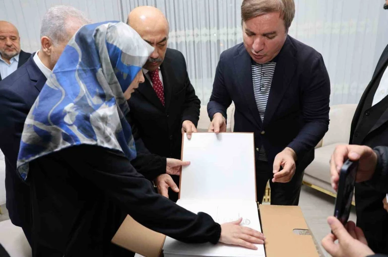 Görme engelli hafıza Vali Aydoğdu’dan Braille alfabesiyle yazılmış Kur’an hediye