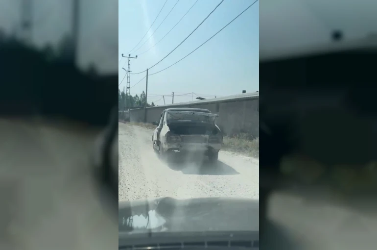 Gövdesi dökülürken motoru çalışan araç ilginç görüntü oluşturdu