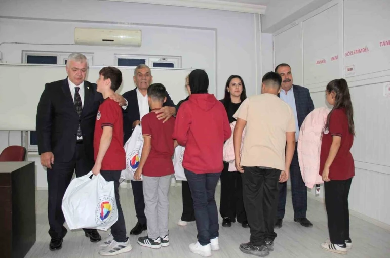 GTB ve TOBB iş birliğiyle 14 okulda öğrencilere kışlık kaban desteği