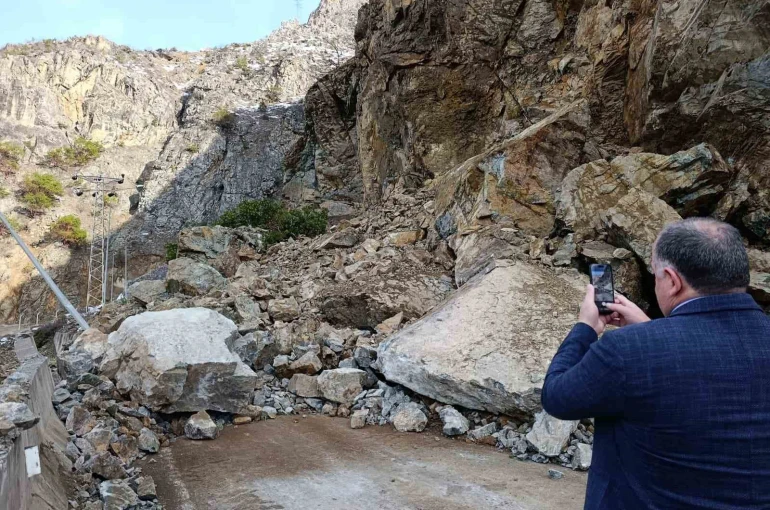 Gümüşhane-Giresun karayolu heyelan nedeniyle ulaşıma kapandı