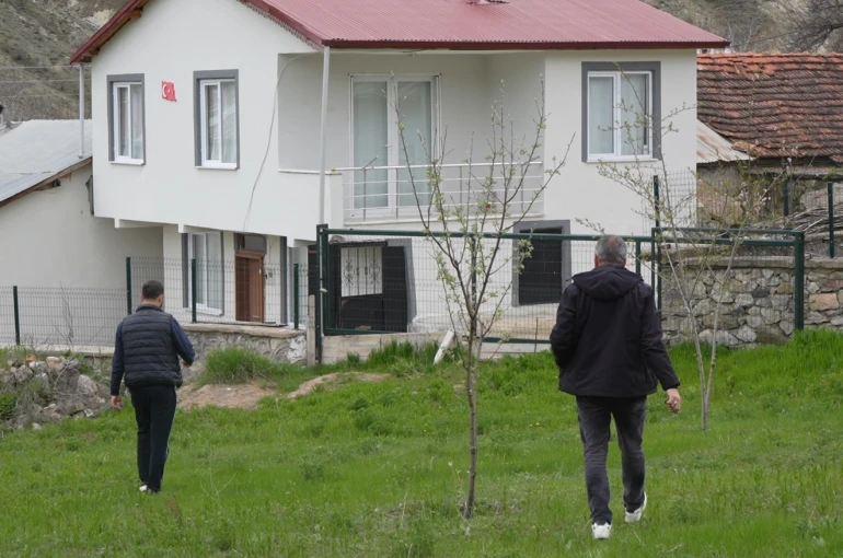 Gümüşhane’de ayılar yaylalardan sonra köyleri mesken edindi: Vatandaşlar tedirgin