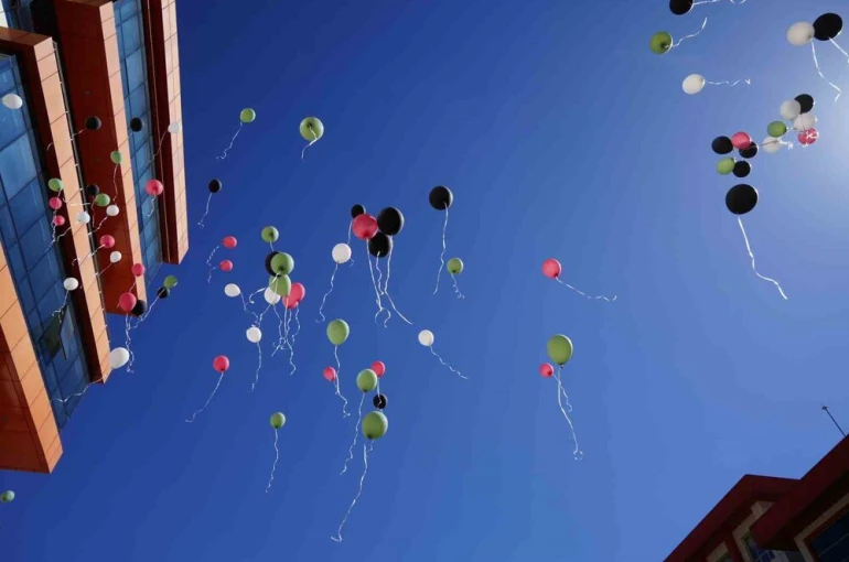 Gümüşhane’de Gazze için balonlar gökyüzüne bırakıldı
