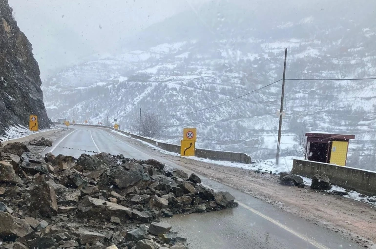Gümüşhane’de heyelan karayolunu kapattı