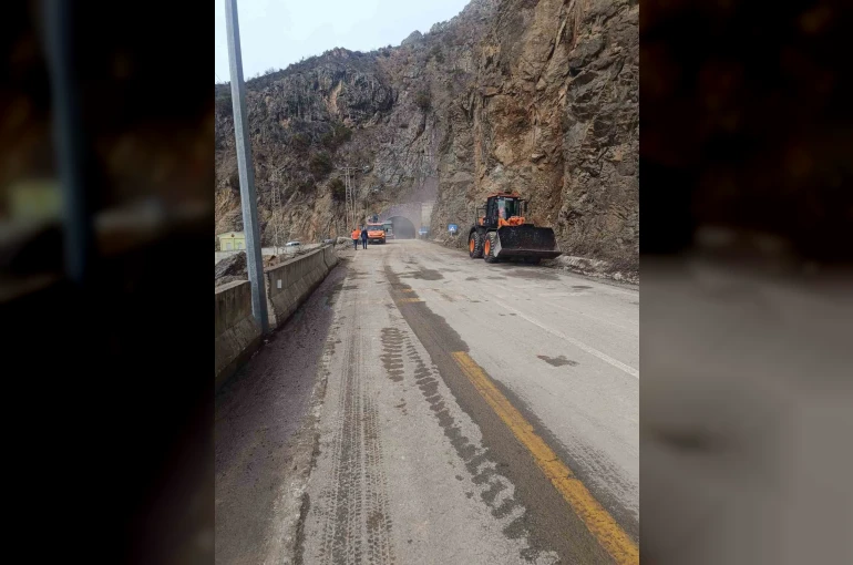Gümüşhane’de heyelan sonrası kapanan yol yeniden ulaşıma açıldı
