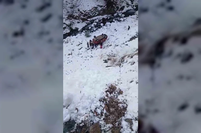 Gümüşhane’de kamyonet dere yatağına yuvarlandı: 5 yaralı