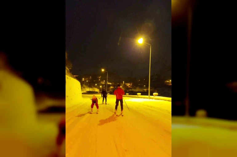 Gümüşhane’de kayakçılar kar yağışını fırsata çevirdi: Şehir merkezine kayarak indiler