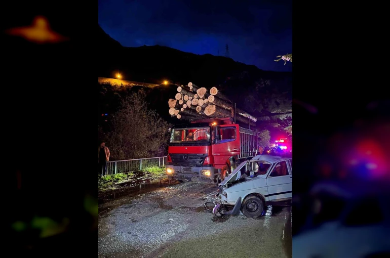 Gümüşhane’de köprü girişinde iki araç kafa kafaya çarpıştı: 2’si ağır 3 yaralı