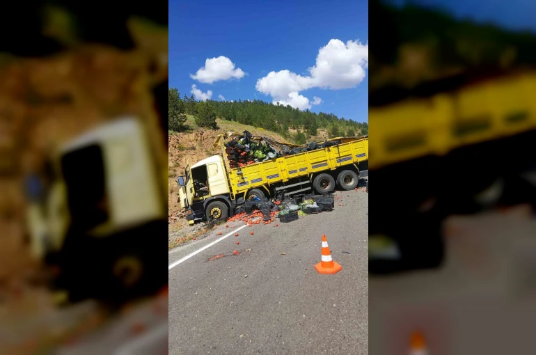 Gümüşhane’de sebze yüklü kamyon otomobile arkadan çarptı: 4 yaralı