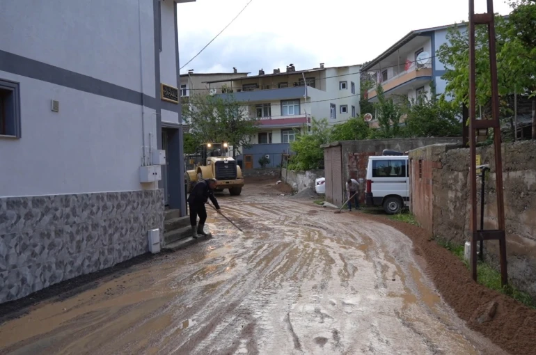 Gümüşhane’de sel nedeniyle bir ev, ahır ve 4 araç zarar gördü