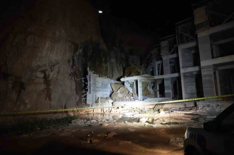 Gümüşhane’de yamaçtan kopan dev kayalar, inşaat halindeki binanın üstüne düştü