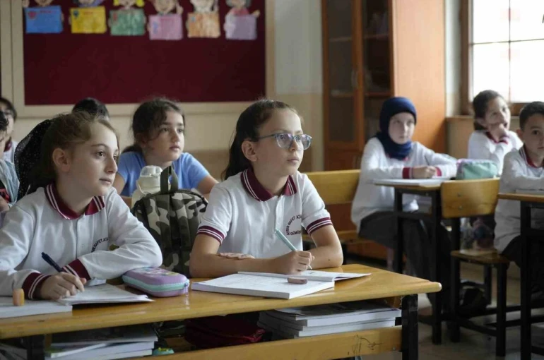 Gümüşhaneli 9 yaşındaki Buğlem her törende İstiklal Marşı’nı işaret diliyle okuyor