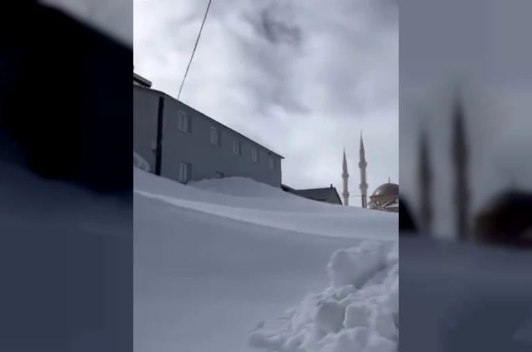 Gümüşhane’nin yaylalarında kar kalınlığı evlerin boyuna ulaştı