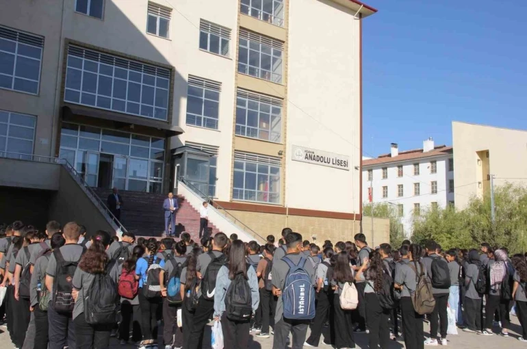 Gün, Iğdır Anadolu Lisesi’ni ziyaret etti