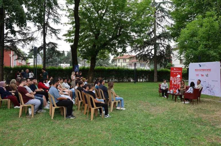 Güneş enerjisiyle temiz yarınlar Bilim Kafe’de konuşuldu
