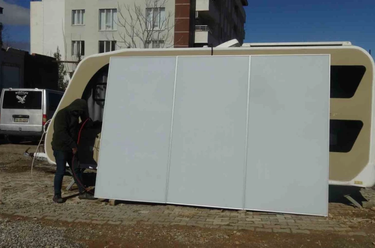 Güneş panellerinde devrim: Gündüz enerji, gece reklam paneli