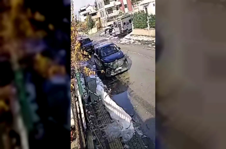 Güneşi gören kardan adam eriyip kaldırımda devrildi