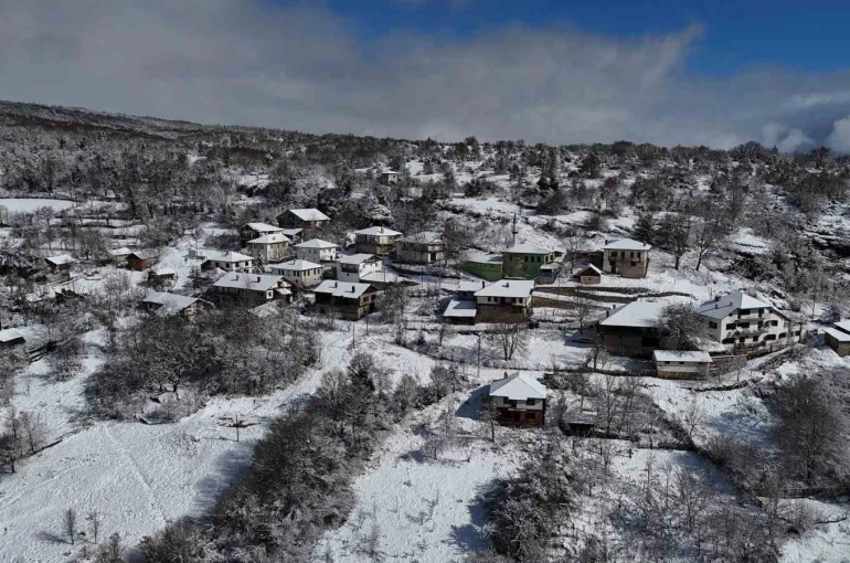 Güneşin açmasıyla oluşan eşsiz kar manzaraları dronla görüntülendi