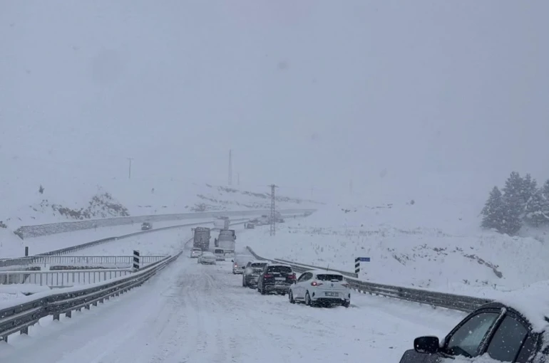Güneydoğu’da kar esareti: Mardin ve Diyarbakır beyaza büründü, yollar kapandı