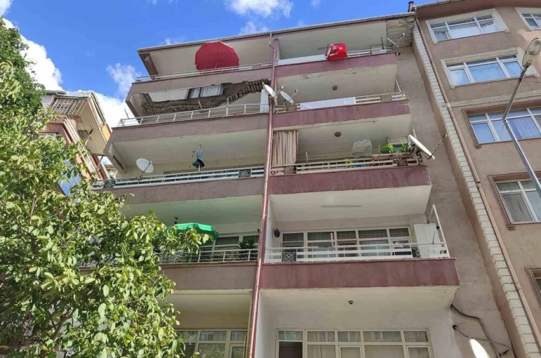Güngören’de balkonu çöken 5 katlı bina boşaltıldı