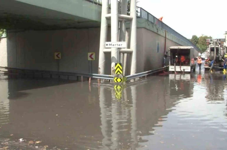 Güngören’de sağanak alt geçidi göle çevirdi: Yol trafiğe kapatıldı