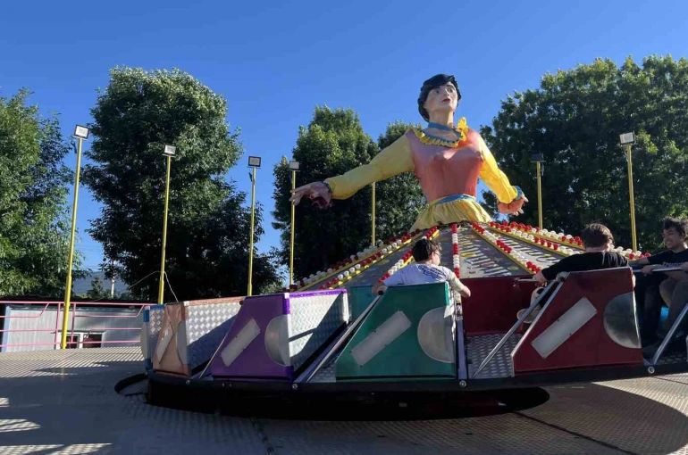 Günlerdir lunaparkı izleyen otizmli çocuğa çalışanlardan özel tur
