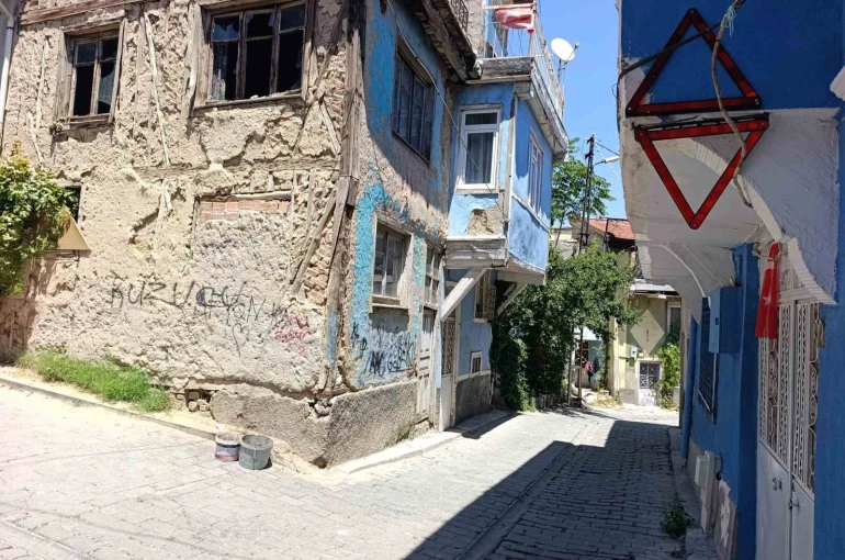 Günün fotoğrafı Afyonkarahisar’dan: Araçların çarptığı eve reflektörlü önlem 