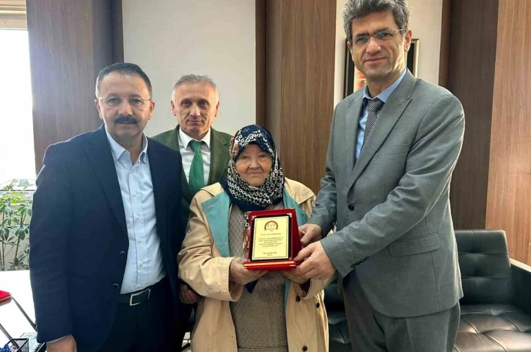 Gurbetçi anne ve oğlundan memleketine sağlık desteği
