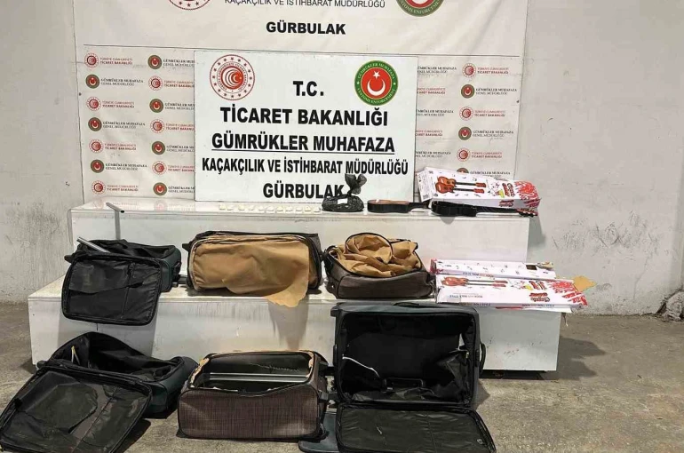 Gürbulak’ta oyuncak gitarın içinden uyuşturucu çıktı, tırda morfin ele geçirildi