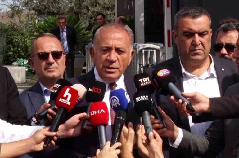 Gürsel Tekin CHP’nin Sarıyer’deki binasına geldi: "Biz Aziz İhsanlara yenilmeyeceğiz"