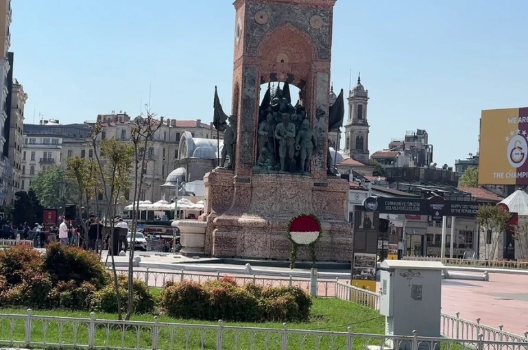 Gürsel Tekin’in Taksim Cumhuriyet anıtına bıraktığı çelenk kaldırıldı