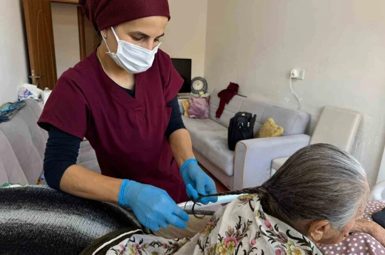 Hacılar’da evde bakım hizmeti gönüllere dokunuyor