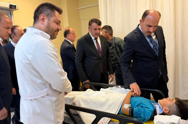 Hadim’de Okul Servisi Kazası: Başkan Altay Yaralı Öğrencileri Ziyaret Etti