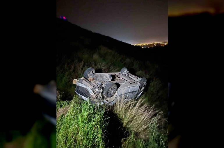 Hafif ticari araç, antik kent girişinde şarampole yuvarlandı: 2 yaralı